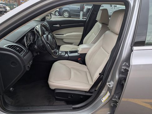 Used 2018 Chrysler 300 Limited image 13