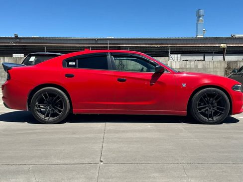 Used 2017 Dodge Charger SXT RWD image 9