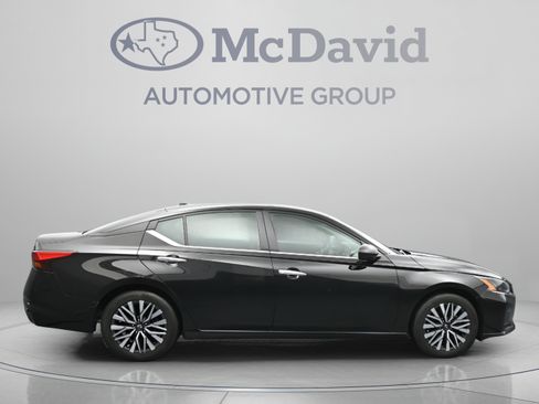 Used 2024 Nissan Altima 2.5 SV FWD image 9