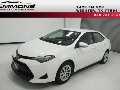 Used 2017 Toyota Corolla LE FWD image 1