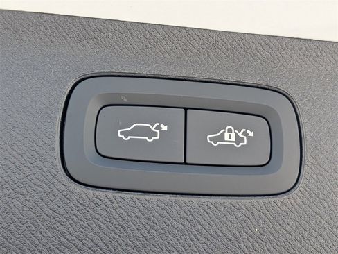 New 2026 Volvo XC90 B6 Plus w/ Protection Package Premier image 13