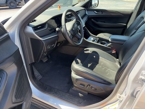 Used 2023 Jeep Grand Cherokee Altitude AWD/4WD image 8
