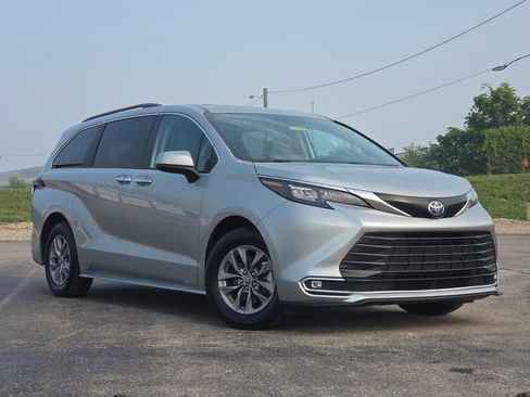 Used 2024 Toyota Sienna XLE FWD image 2