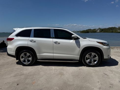 Used 2017 Toyota Highlander Limited FWD image 11