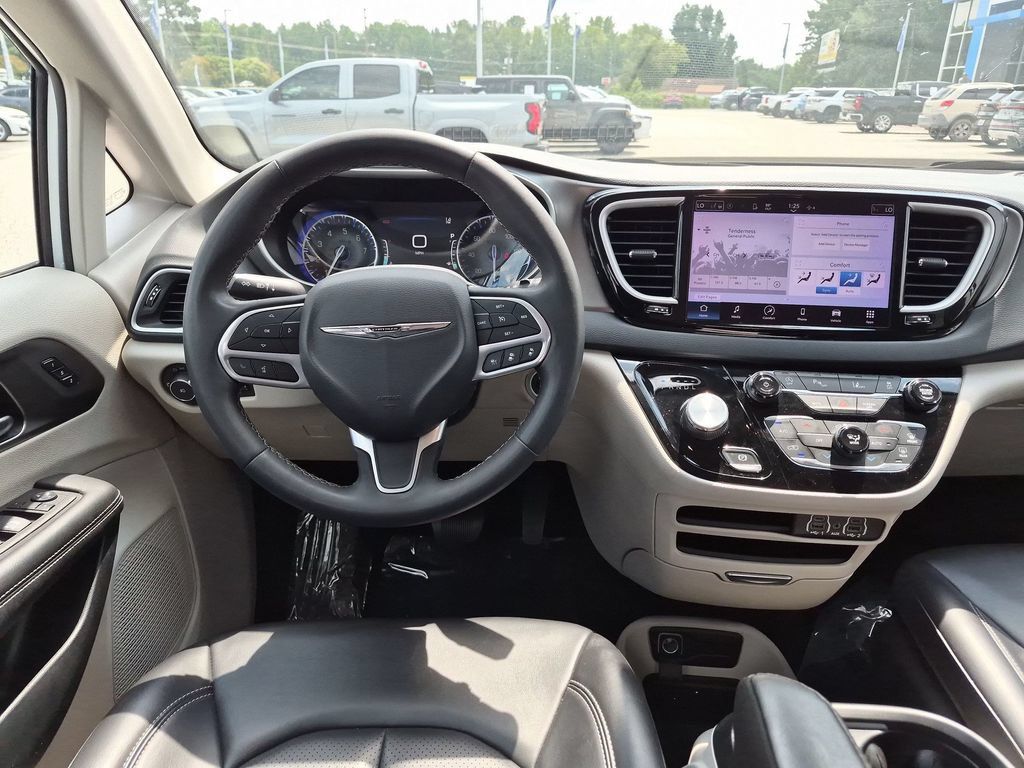 Used 2023 Chrysler Pacifica Touring-L FWD image 30