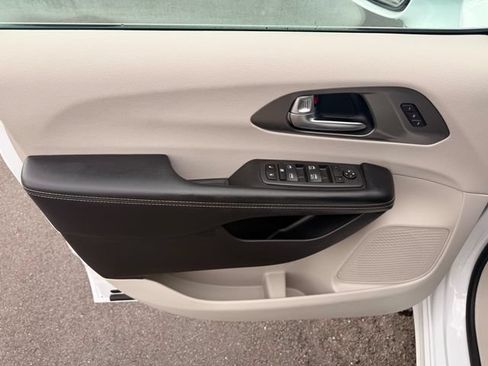 Used 2022 Chrysler Pacifica Touring-L AWD/4WD image 5