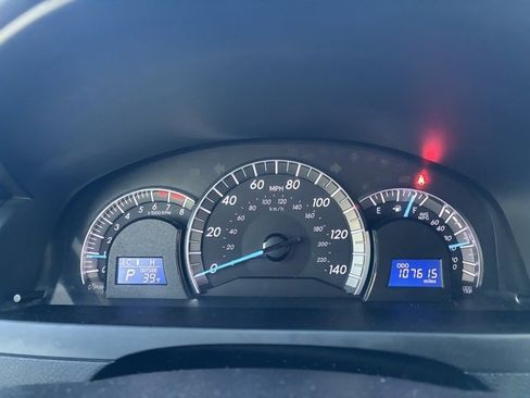 Used 2014 Toyota Camry L image 10