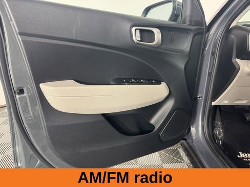 Used 2024 Hyundai Venue SEL image 10