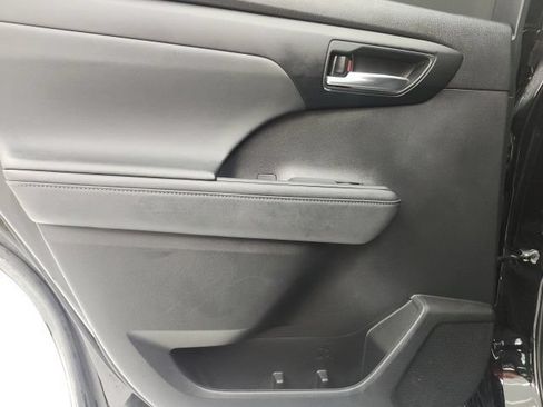 Used 2023 Toyota Highlander XSE FWD image 10