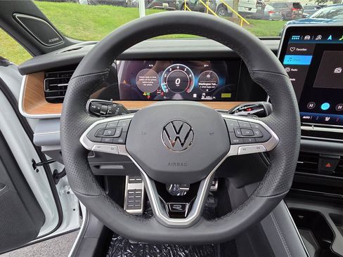 New 2026 Volkswagen Tiguan SEL R-Line AWD/4WD image 17