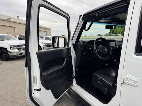 Used 2016 Jeep Wrangler Unlimited Sahara AWD/4WD image 22
