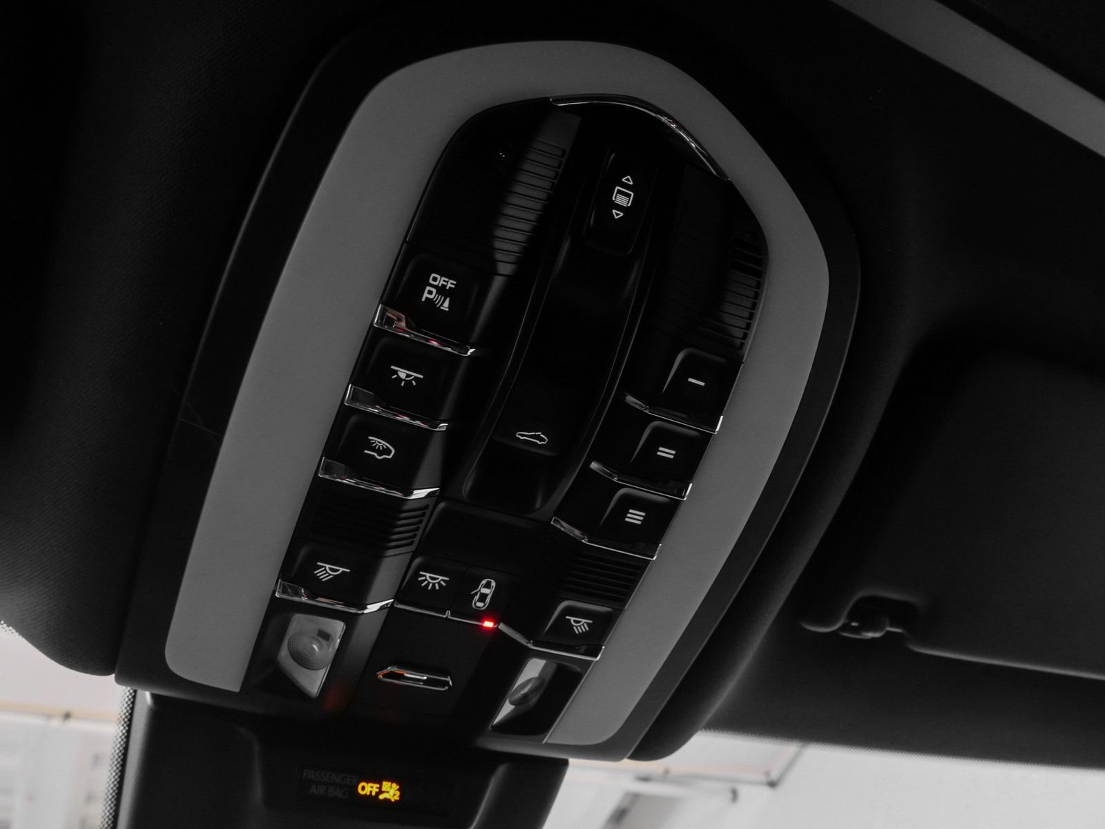 Certified 2025 Porsche Macan AWD/4WD image 37