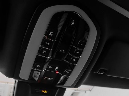 Used 2025 Porsche Macan image 37