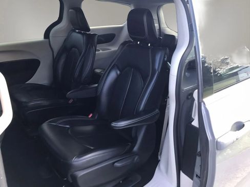 Used 2023 Chrysler Pacifica Touring-L FWD image 35