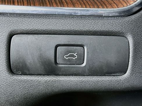 Used 2023 Volvo XC60 B5 Ultimate w/ Climate Package FWD image 17