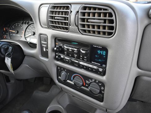 Used 2001 GMC Sonoma SLS w/ Hot Looks Pkg image 16