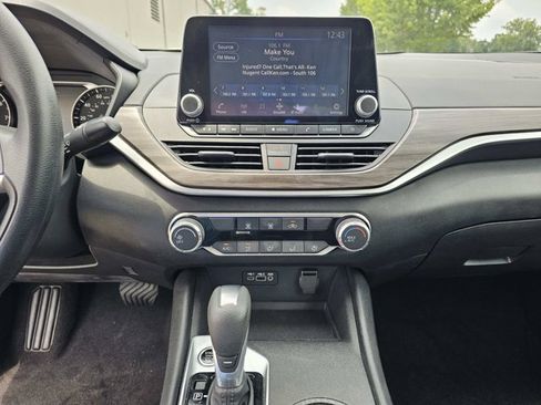 Used 2025 Nissan Altima 2.5 SV FWD image 22