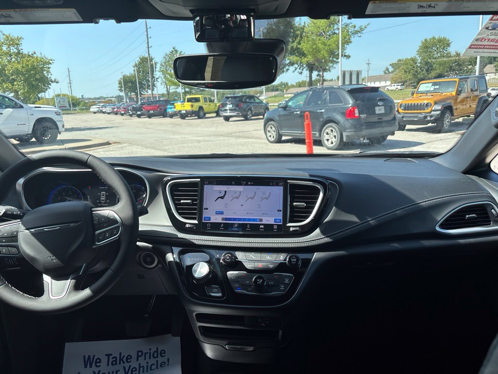 New 2027 Chrysler Pacifica Select FWD image 2