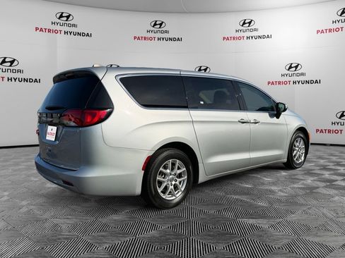 Used 2023 Chrysler Voyager LX FWD image 3