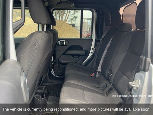Used 2023 Jeep Gladiator Overland AWD/4WD image 12
