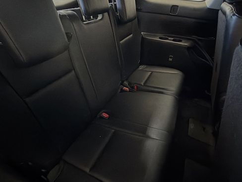 Used 2019 Toyota Highlander SE FWD image 13