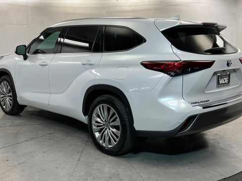 Used 2023 Toyota Highlander Platinum image 3