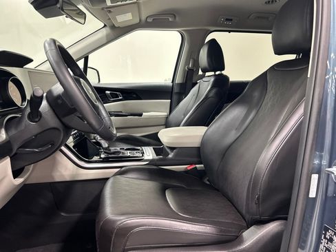Used 2024 Kia Carnival EX FWD image 11