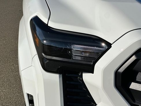 Certified 2025 Toyota Tacoma SR5 AWD/4WD image 46