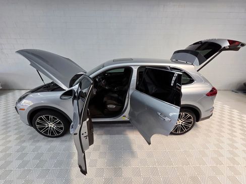 Used 2015 Porsche Cayenne Turbo image 2