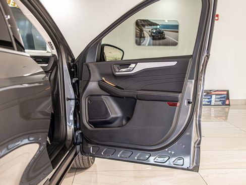 Used 2025 Ford Escape Platinum image 40