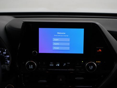 Used 2025 Toyota Highlander XLE AWD/4WD image 15