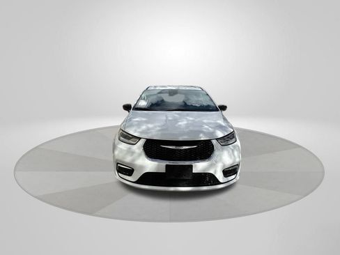 Used 2024 Chrysler Pacifica Touring-L image 2