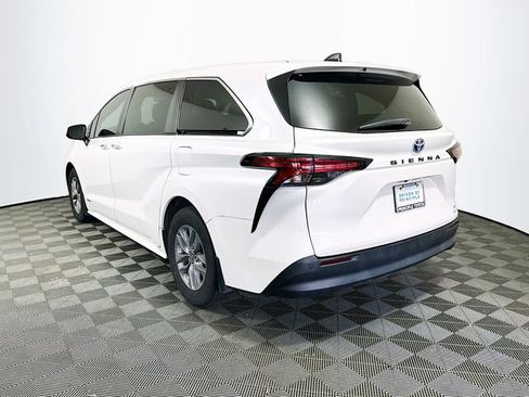 Used 2021 Toyota Sienna XLE image 6