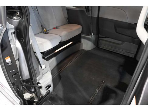 Used 2017 Toyota Sienna LE FWD image 18