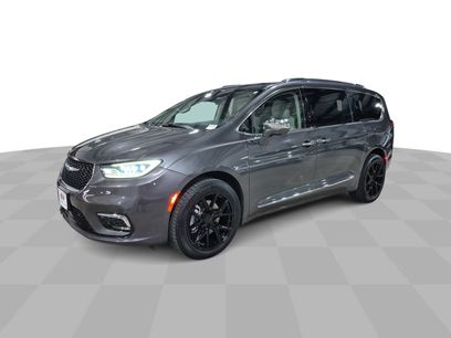 Used 2021 Chrysler Pacifica Limited w/ Uconnect Theater Family Group