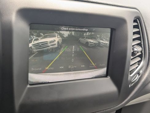 Used 2018 Jeep Compass Latitude w/ Popular Equipment Group FWD image 9