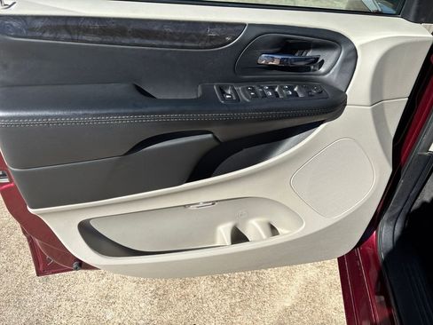 Used 2018 Dodge Grand Caravan SE w/ UConnect Hands-Free Group image 11