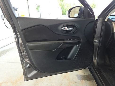 Used 2014 Jeep Cherokee Latitude w/ Cold Weather Group FWD image 39