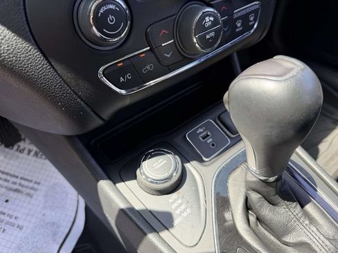 Used 2022 Jeep Cherokee Limited w/ Elite Package AWD/4WD image 24