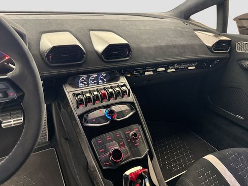 Used 2018 Lamborghini Huracan Performante AWD/4WD image 24