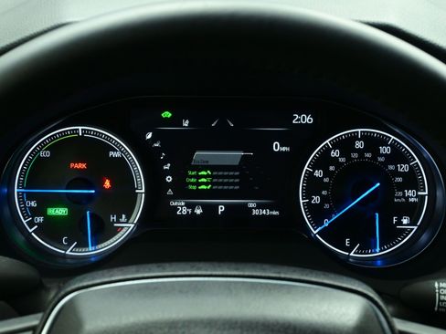 Used 2022 Toyota Venza XLE image 25