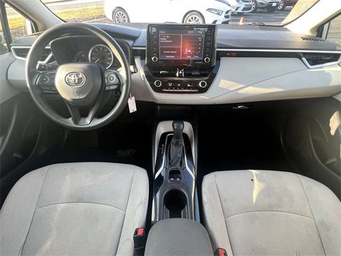 Used 2022 Toyota Corolla LE image 3