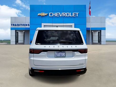 Used 2024 Jeep Wagoneer L Series II RWD image 8