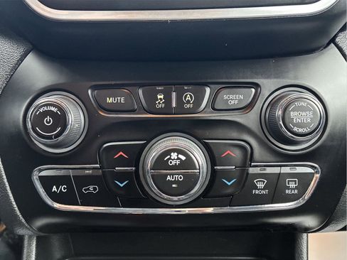 Used 2023 Jeep Cherokee Altitude Lux AWD/4WD image 27