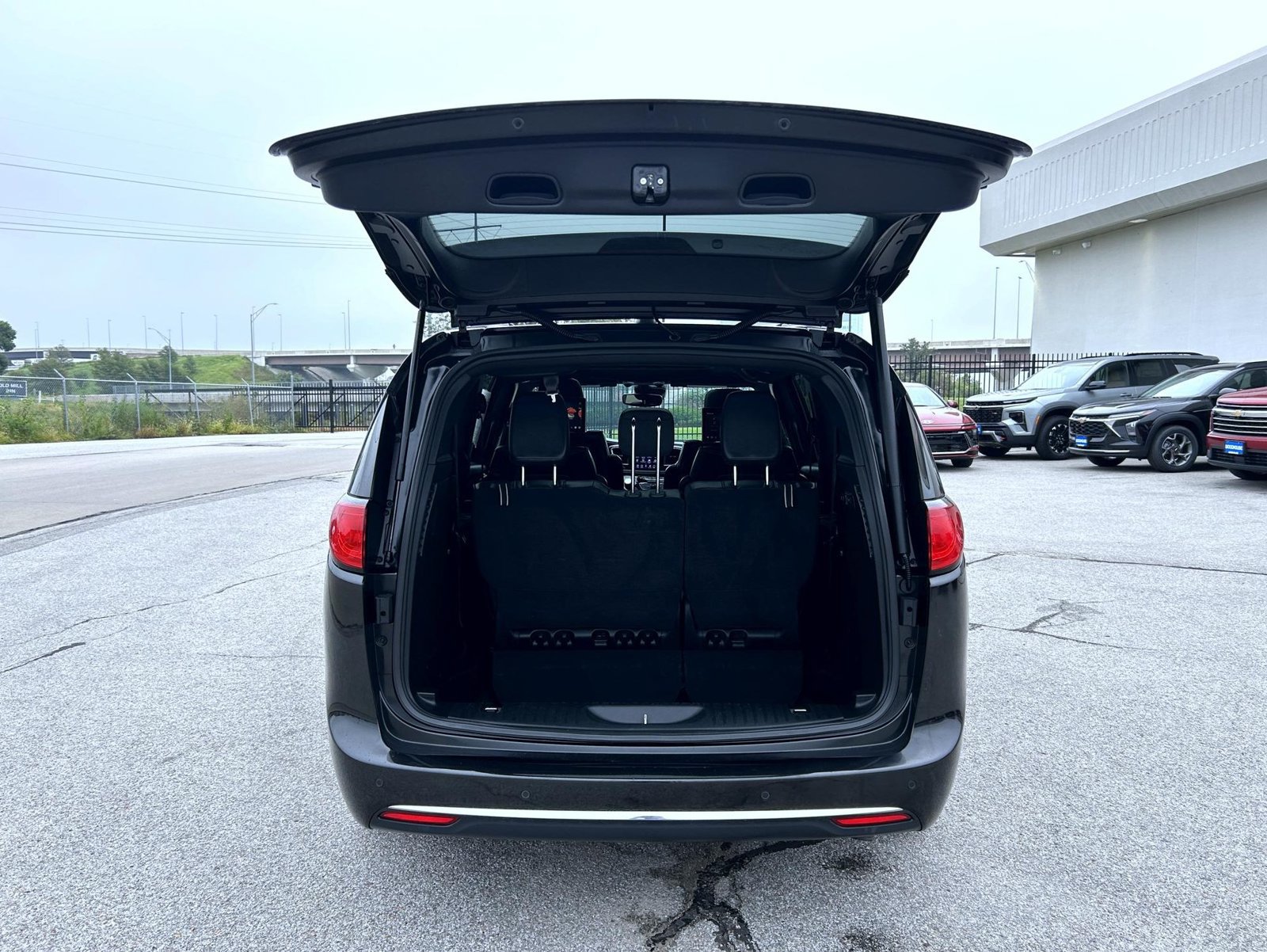 Used 2020 Chrysler Pacifica Limited FWD image 26