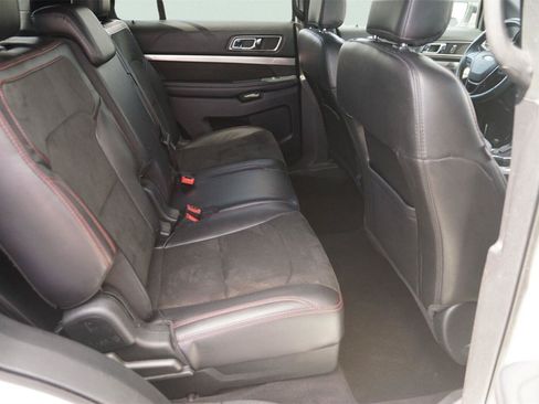 Certified 2018 Ford Explorer XLT w/ Equipment Group 202A AWD/4WD image 17
