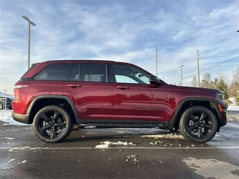 Used 2023 Jeep Grand Cherokee Altitude image 3