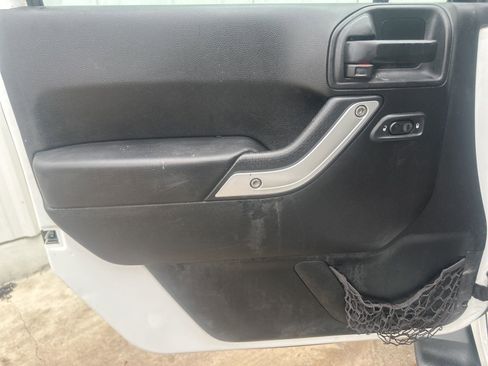 Used 2013 Jeep Wrangler Unlimited Sahara AWD/4WD image 11