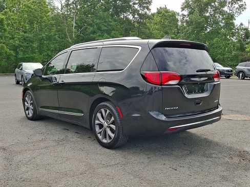 Used 2019 Chrysler Pacifica Limited w/ Tire & Wheel Group FWD image 7