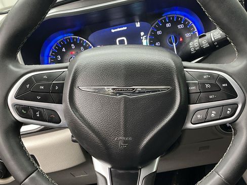 Used 2024 Chrysler Pacifica Touring-L FWD image 14